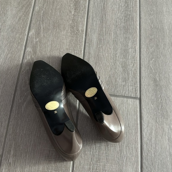 Barely use YvesSaintLaurent, purchase in Japan. - Picture 3 of 4